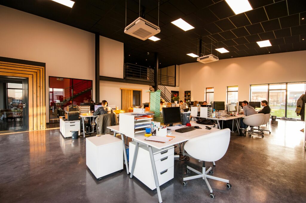 Open space avec des bureaux, représentant les équipes de TPE-PME concernées par le diagnostic sécurité informatique