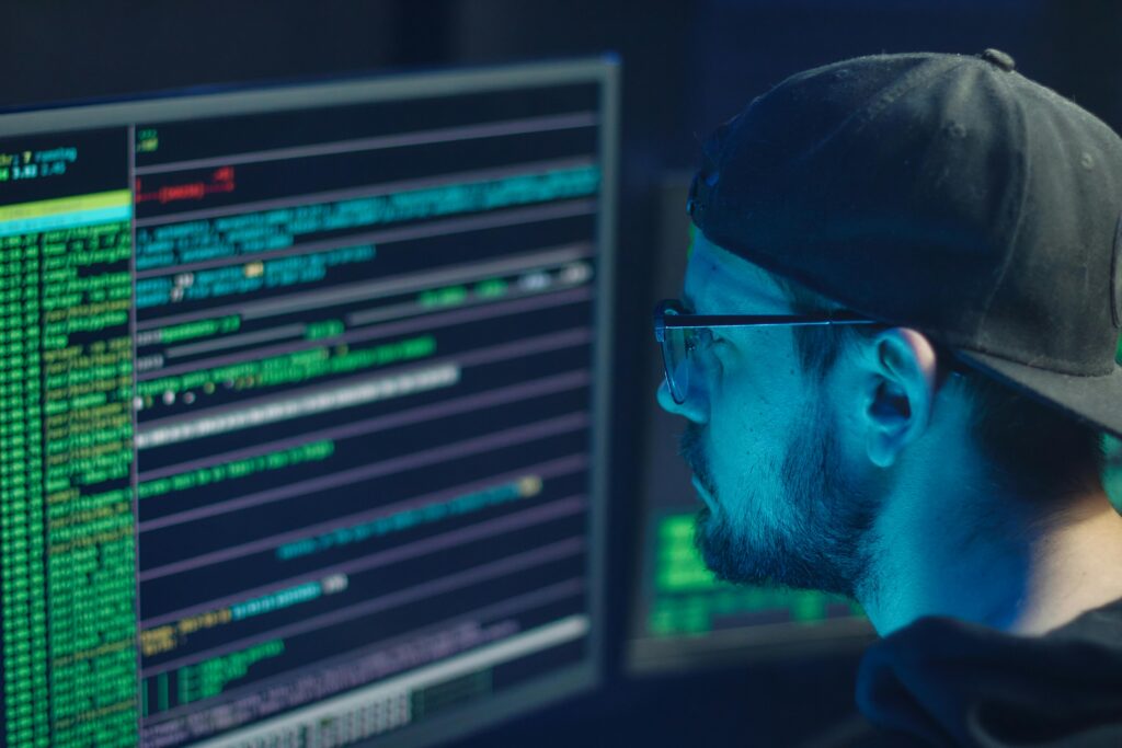 un expert en cybersécurité qui effectue un audit cybersécurité TPE PME